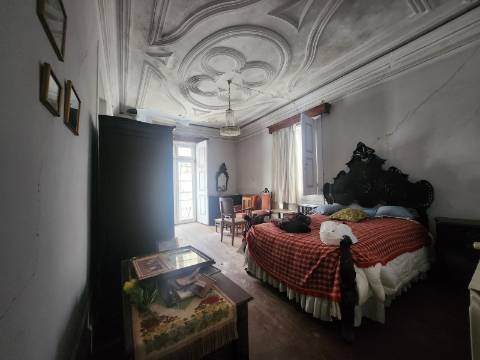 Prédio no Centro Histórico de Vila Real c/ Loja, Habitação e Logradouro