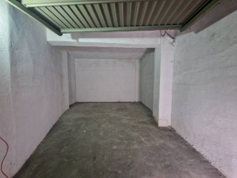 Garagem fechada com 22 m2 na Nª Sra. da Conceição em Vila Real