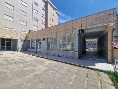 Loja de 3 frentes e muita luz natural na Nª Sra da Conceição