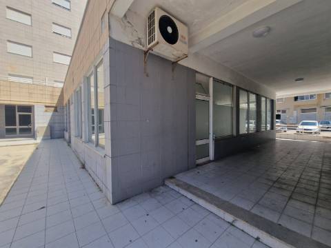 Loja de 3 frentes e muita luz natural na Nª Sra da Conceição