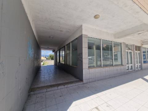 Loja de 3 frentes e muita luz natural na Nª Sra da Conceição