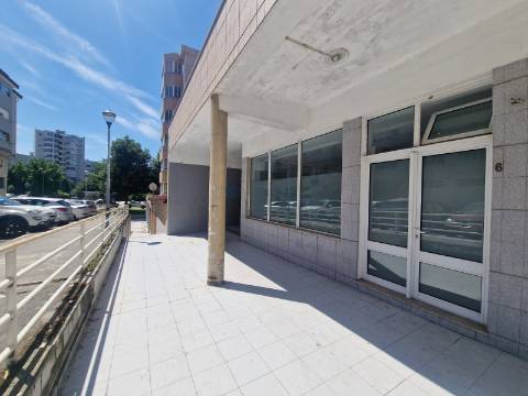 Loja de 3 frentes e muita luz natural na Nª Sra da Conceição