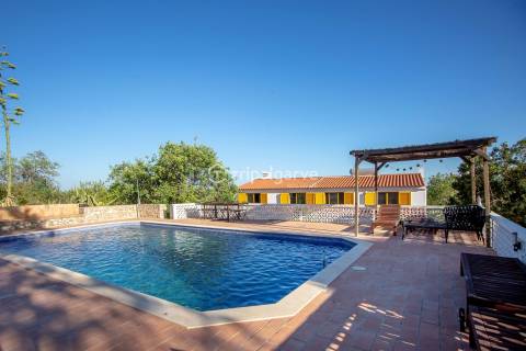 Moradia V6 inserida na natureza num terreno de 4160m2 com piscina em Paderne