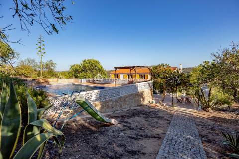 Moradia V6 inserida na natureza num terreno de 4160m2 com piscina em Paderne