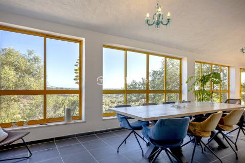 Moradia V6 inserida na natureza num terreno de 4160m2 com piscina em Paderne