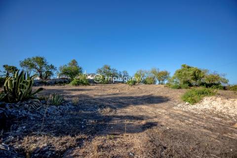 Moradia V6 inserida na natureza num terreno de 4160m2 com piscina em Paderne