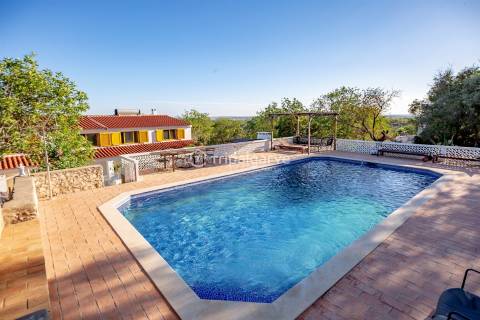 Moradia V6 inserida na natureza num terreno de 4160m2 com piscina em Paderne