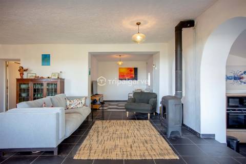 Moradia V6 inserida na natureza num terreno de 4160m2 com piscina em Paderne