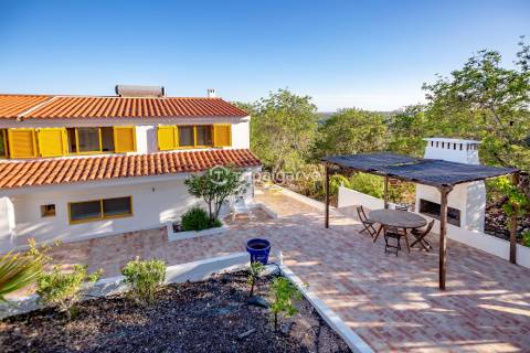 Moradia V6 inserida na natureza num terreno de 4160m2 com piscina em Paderne