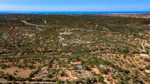 Moradia V6 inserida na natureza num terreno de 4160m2 com piscina em Paderne