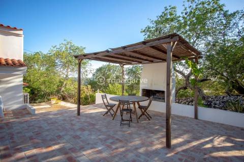 Moradia V6 inserida na natureza num terreno de 4160m2 com piscina em Paderne