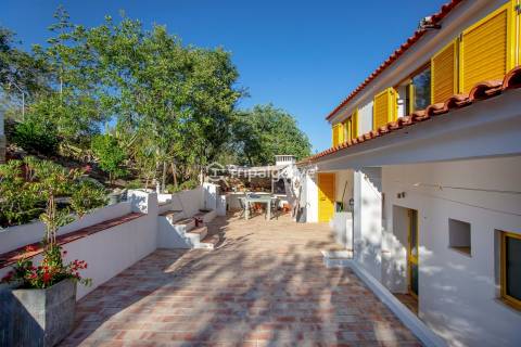 Moradia V6 inserida na natureza num terreno de 4160m2 com piscina em Paderne