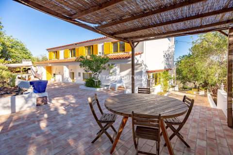 Moradia V6 inserida na natureza num terreno de 4160m2 com piscina em Paderne