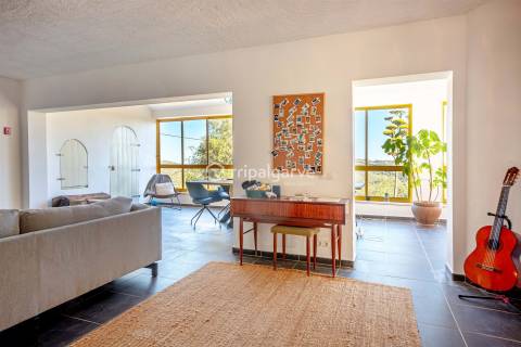 Moradia V6 inserida na natureza num terreno de 4160m2 com piscina em Paderne