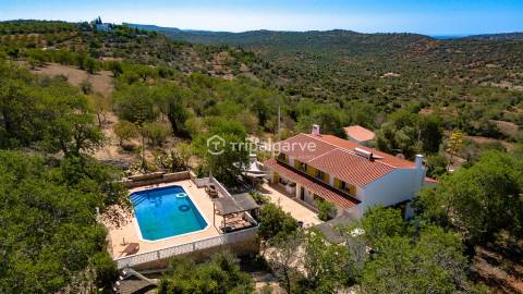 Moradia V6 inserida na natureza num terreno de 4160m2 com piscina em Paderne
