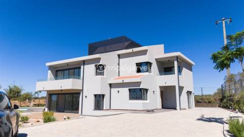 Apresentamos uma deslumbrante vila que combina estilo clássico com um toque moderno, localizada a po