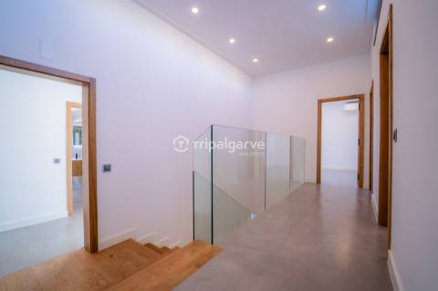 Apresentamos uma deslumbrante vila que combina estilo clássico com um toque moderno, localizada a po