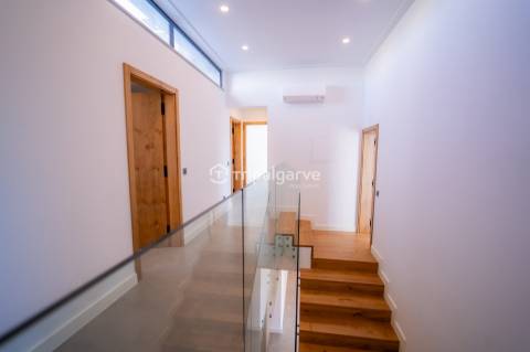 Apresentamos uma deslumbrante vila que combina estilo clássico com um toque moderno, localizada a po