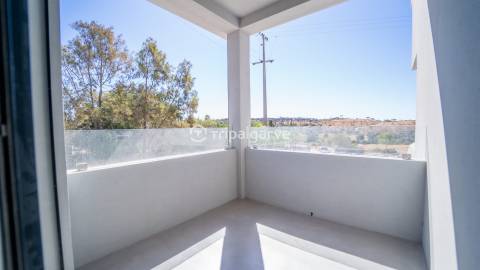 Apresentamos uma deslumbrante vila que combina estilo clássico com um toque moderno, localizada a po