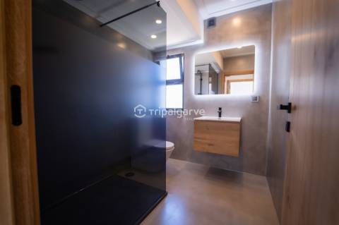 Apresentamos uma deslumbrante vila que combina estilo clássico com um toque moderno, localizada a po