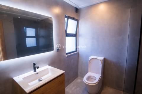 Apresentamos uma deslumbrante vila que combina estilo clássico com um toque moderno, localizada a po