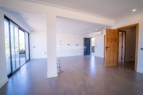 Apresentamos uma deslumbrante vila que combina estilo clássico com um toque moderno, localizada a po