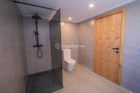 Apresentamos uma deslumbrante vila que combina estilo clássico com um toque moderno, localizada a po