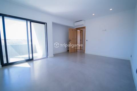 Apresentamos uma deslumbrante vila que combina estilo clássico com um toque moderno, localizada a po