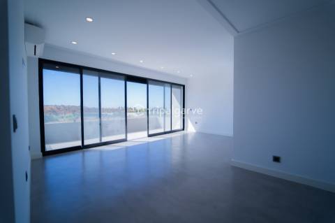 Apresentamos uma deslumbrante vila que combina estilo clássico com um toque moderno, localizada a po