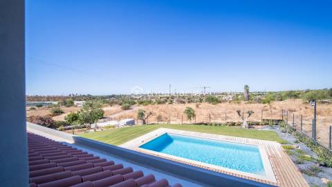 Apresentamos uma deslumbrante vila que combina estilo clássico com um toque moderno, localizada a po