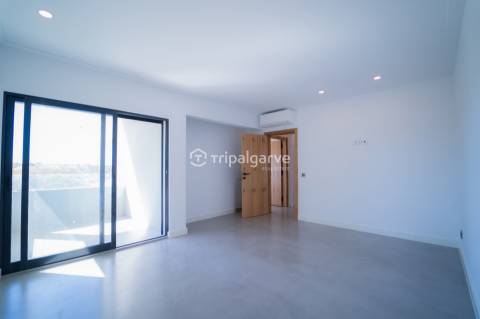 Apresentamos uma deslumbrante vila que combina estilo clássico com um toque moderno, localizada a po