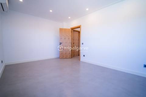 Apresentamos uma deslumbrante vila que combina estilo clássico com um toque moderno, localizada a po