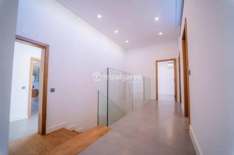 Apresentamos uma deslumbrante vila que combina estilo clássico com um toque moderno, localizada a po