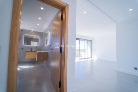 Apresentamos uma deslumbrante vila que combina estilo clássico com um toque moderno, localizada a po