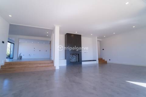 Apresentamos uma deslumbrante vila que combina estilo clássico com um toque moderno, localizada a po