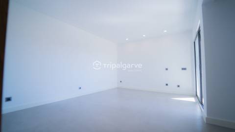 Apresentamos uma deslumbrante vila que combina estilo clássico com um toque moderno, localizada a po