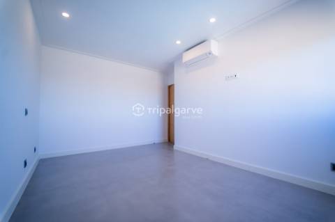 Apresentamos uma deslumbrante vila que combina estilo clássico com um toque moderno, localizada a po