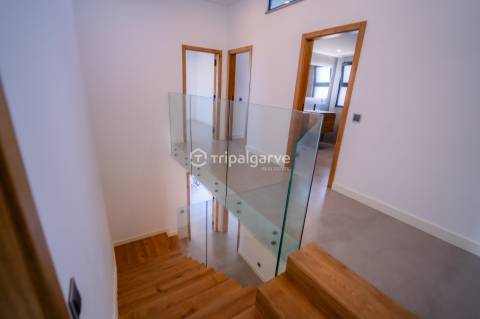 Apresentamos uma deslumbrante vila que combina estilo clássico com um toque moderno, localizada a po