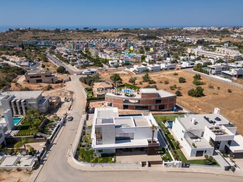 Luxo e Conforto nesta sofisticada moradia T4 em Albufeira com piscina e vista mar