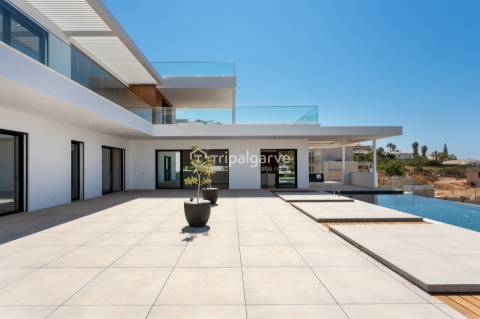 Luxo e Conforto nesta sofisticada moradia T4 em Albufeira com piscina e vista mar