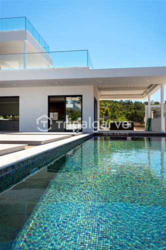 Luxo e Conforto nesta sofisticada moradia T4 em Albufeira com piscina e vista mar