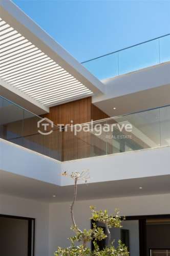 Luxo e Conforto nesta sofisticada moradia T4 em Albufeira com piscina e vista mar