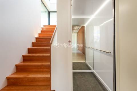 Luxo e Conforto nesta sofisticada moradia T4 em Albufeira com piscina e vista mar