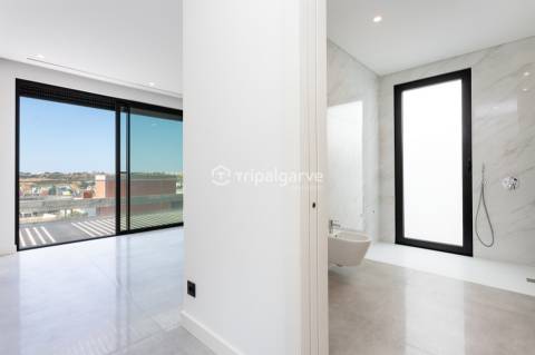 Luxo e Conforto nesta sofisticada moradia T4 em Albufeira com piscina e vista mar