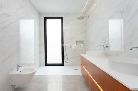 Luxo e Conforto nesta sofisticada moradia T4 em Albufeira com piscina e vista mar