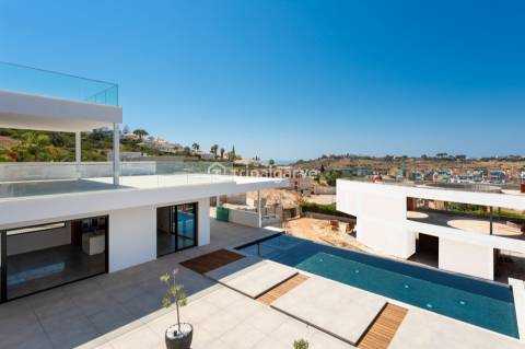 Luxo e Conforto nesta sofisticada moradia T4 em Albufeira com piscina e vista mar