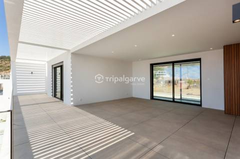 Luxo e Conforto nesta sofisticada moradia T4 em Albufeira com piscina e vista mar