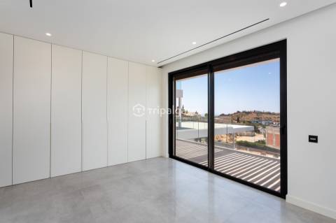 Luxo e Conforto nesta sofisticada moradia T4 em Albufeira com piscina e vista mar