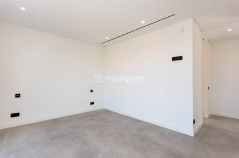 Luxo e Conforto nesta sofisticada moradia T4 em Albufeira com piscina e vista mar