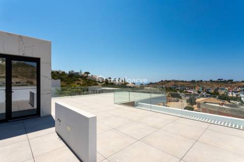 Luxo e Conforto nesta sofisticada moradia T4 em Albufeira com piscina e vista mar